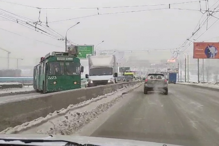 Водитель пытается справиться с ситуацией, но подключить троллейбус к контактной линии у него пока не вышло Водитель пытается справиться с ситуацией, но подключить троллейбус к контактной линии у него пока не вышло