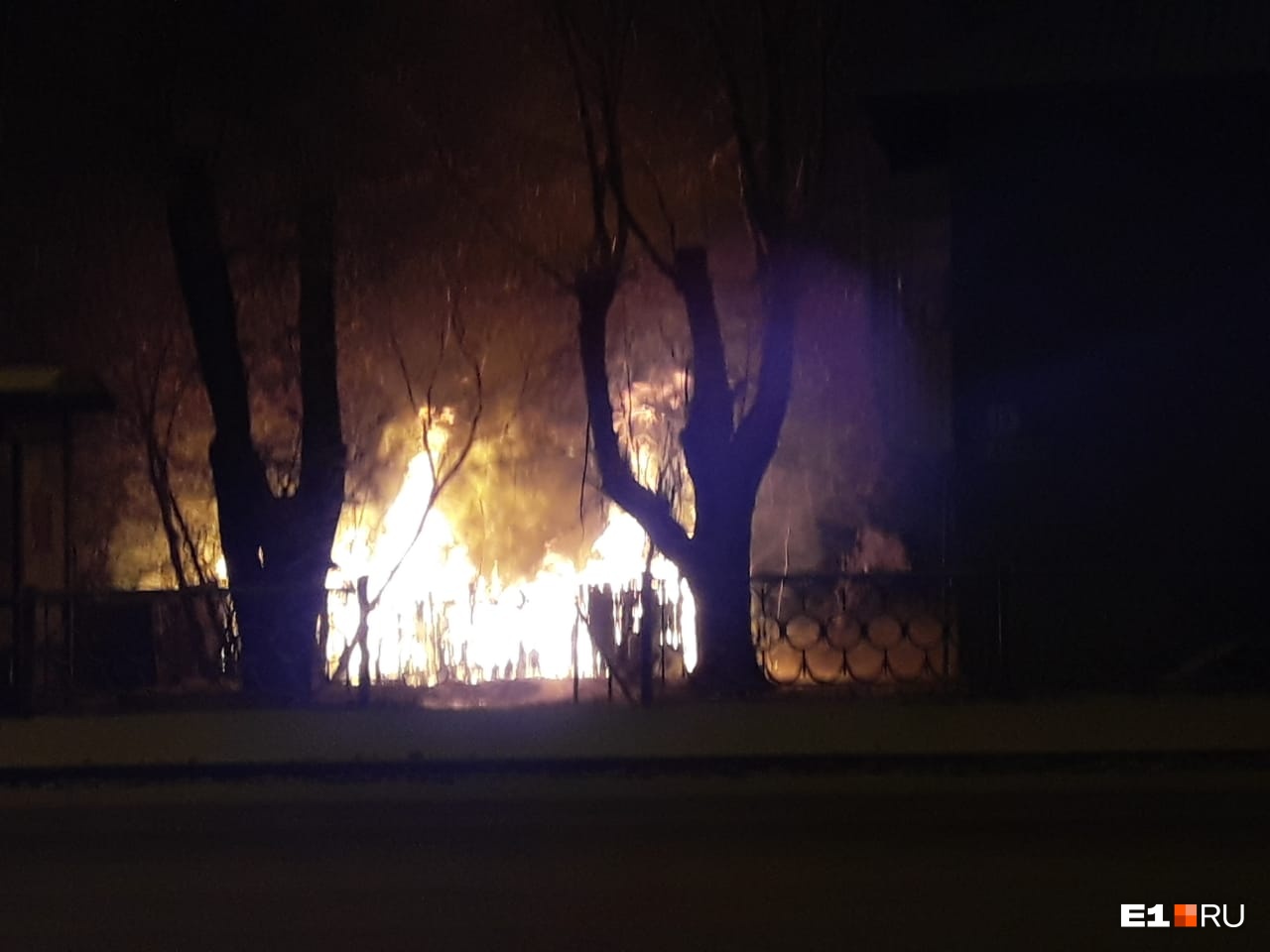 Микрорайон Заречный затянуло дымом из-за пожара в частном секторе