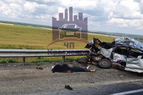 Легковушка врезалась в фуру на полном ходу Легковушка врезалась в фуру на полном ходу