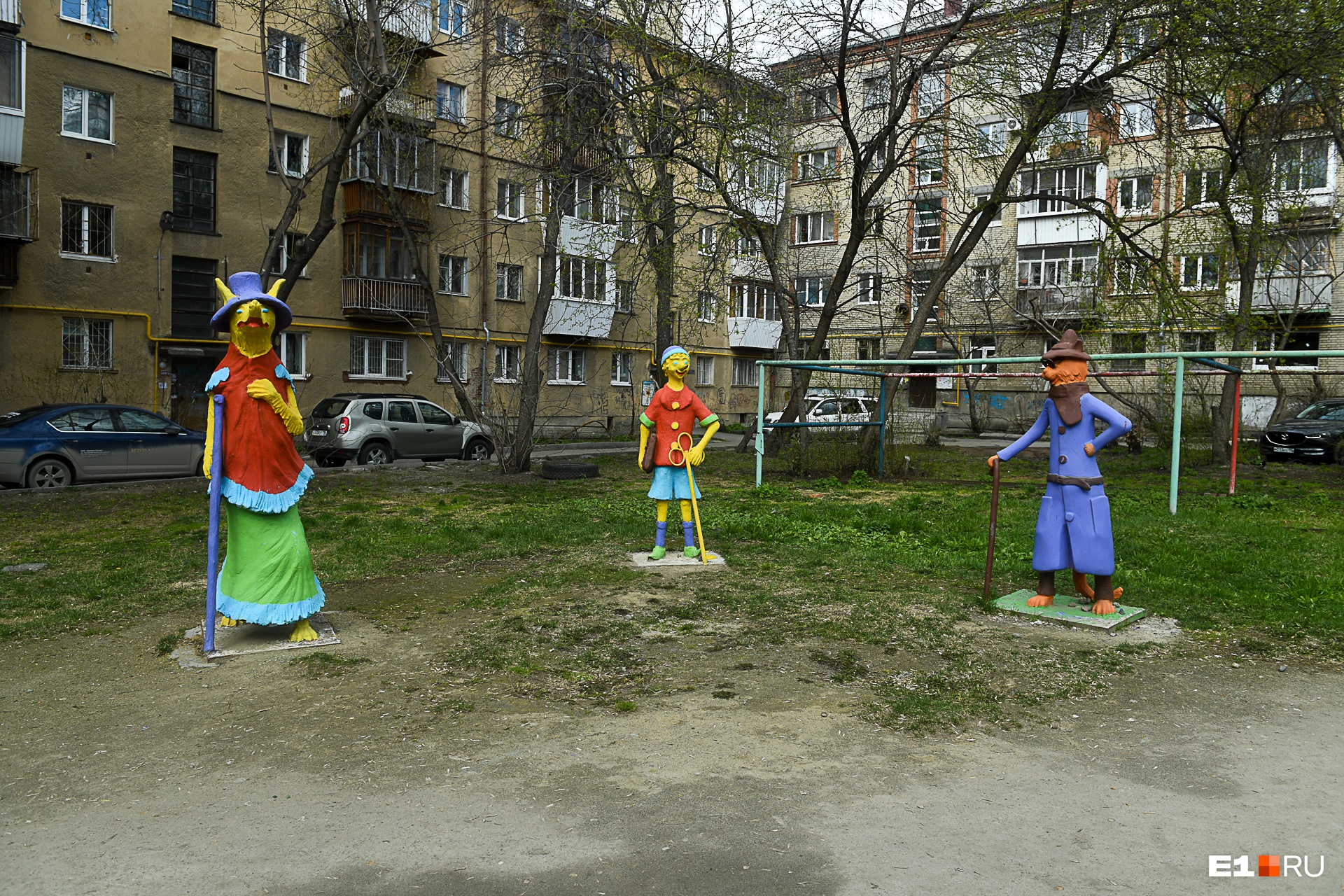 Кто еще гуляет? Фотограф E1.RU проверил, как Екатеринбург соблюдает самоизоляцию