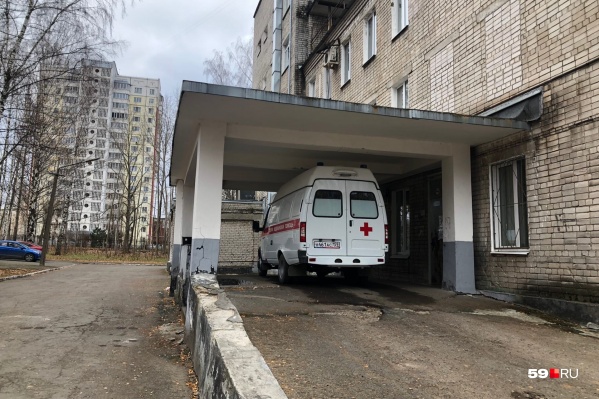 Бригада скорой пыталась помочь пациентке — они свозили ее в семь стационаров, но попытки не увенчались успехом Бригада скорой пыталась помочь пациентке — они свозили ее в семь стационаров, но попытки не увенчались успехом
