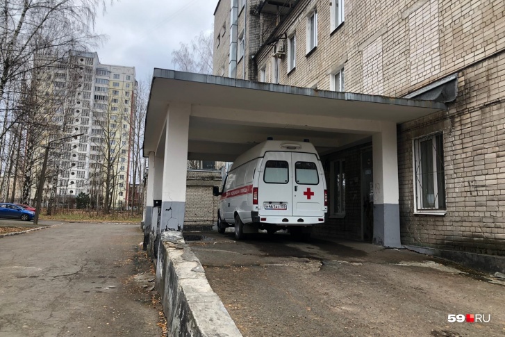 Бригада скорой пыталась помочь пациентке — они свозили ее в семь стационаров, но попытки не увенчались успехом Бригада скорой пыталась помочь пациентке — они свозили ее в семь стационаров, но попытки не увенчались успехом