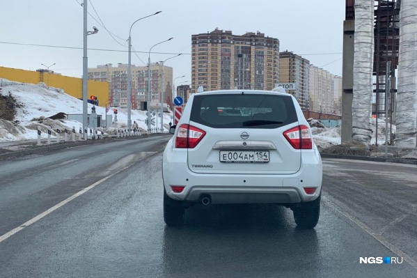 На переезде Фадеева и Гребенщикова машины встали в пробку из-за семафора На переезде Фадеева и Гребенщикова машины встали в пробку из-за семафора