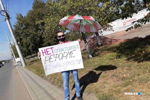 На место приехали сотрудники полиции и пытались убедить людей разойтись На место приехали сотрудники полиции и пытались убедить людей разойтись