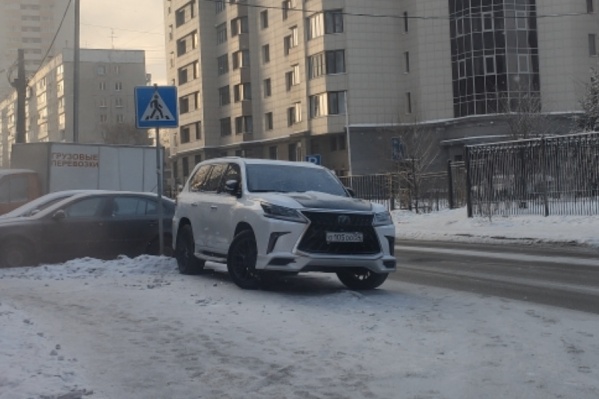 Белый «Лексус» с номерами ООО на переходе Белый «Лексус» с номерами ООО на переходе
