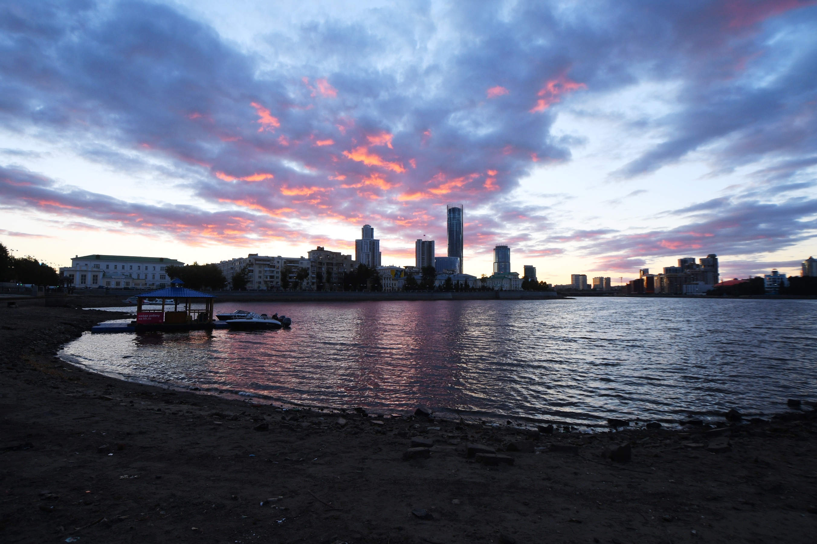 Пестрый закат: атмосферные кадры уходящего солнца над Екатеринбургом