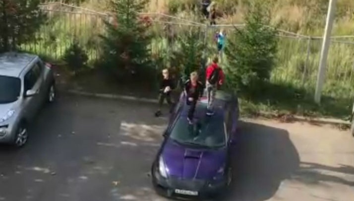 В Ярославле подростки потоптались по крыше иномарки. Видео