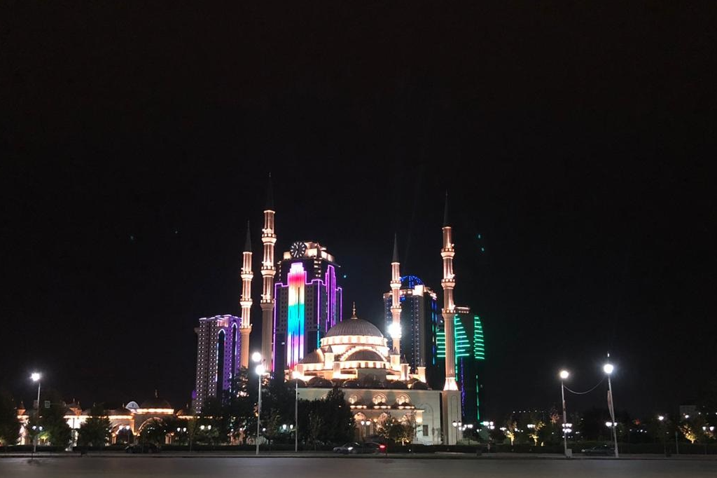 Прогноз грозный сегодня. Мечеть сердце Чечни световое шоу. Грозный фон. Новосибирск Грозный.