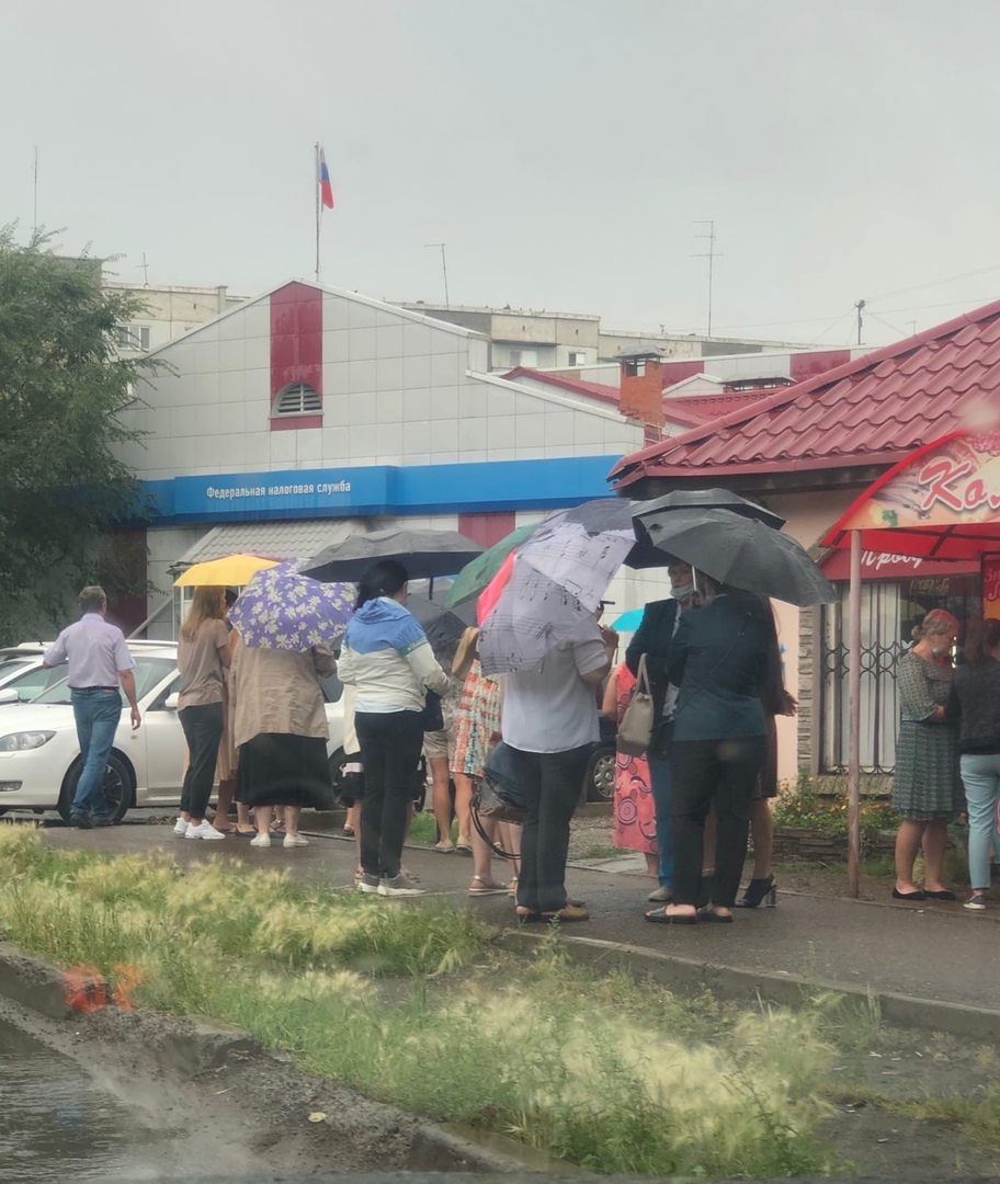 Погода сегодня не очень подходящая для эвакуаций, людям приходится ютиться под зонтами Погода сегодня не очень подходящая для эвакуаций, людям приходится ютиться под зонтами