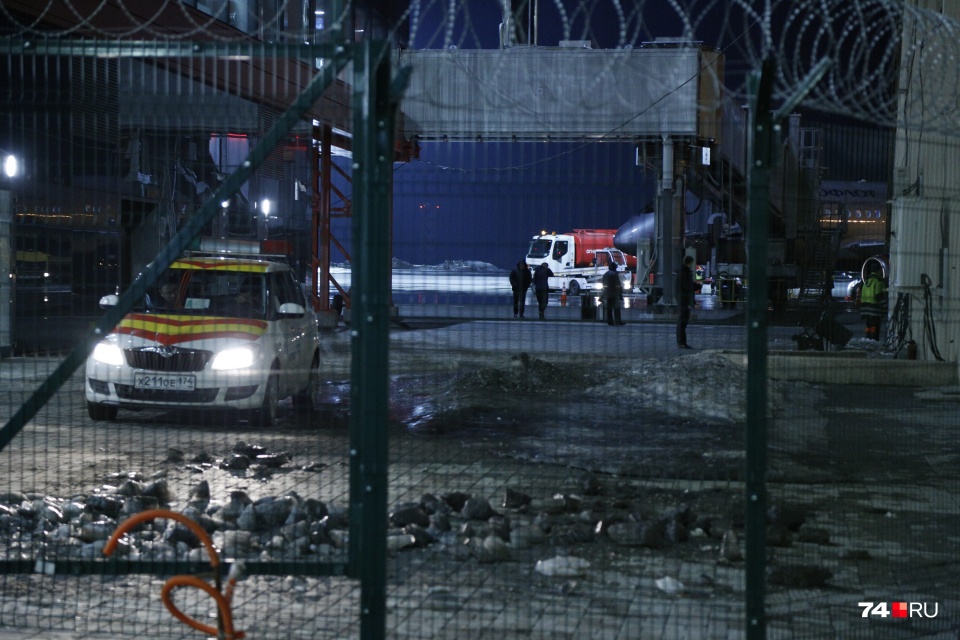 Силовики досматривают самолёт Москва — Челябинск из-за сообщения о бомбе