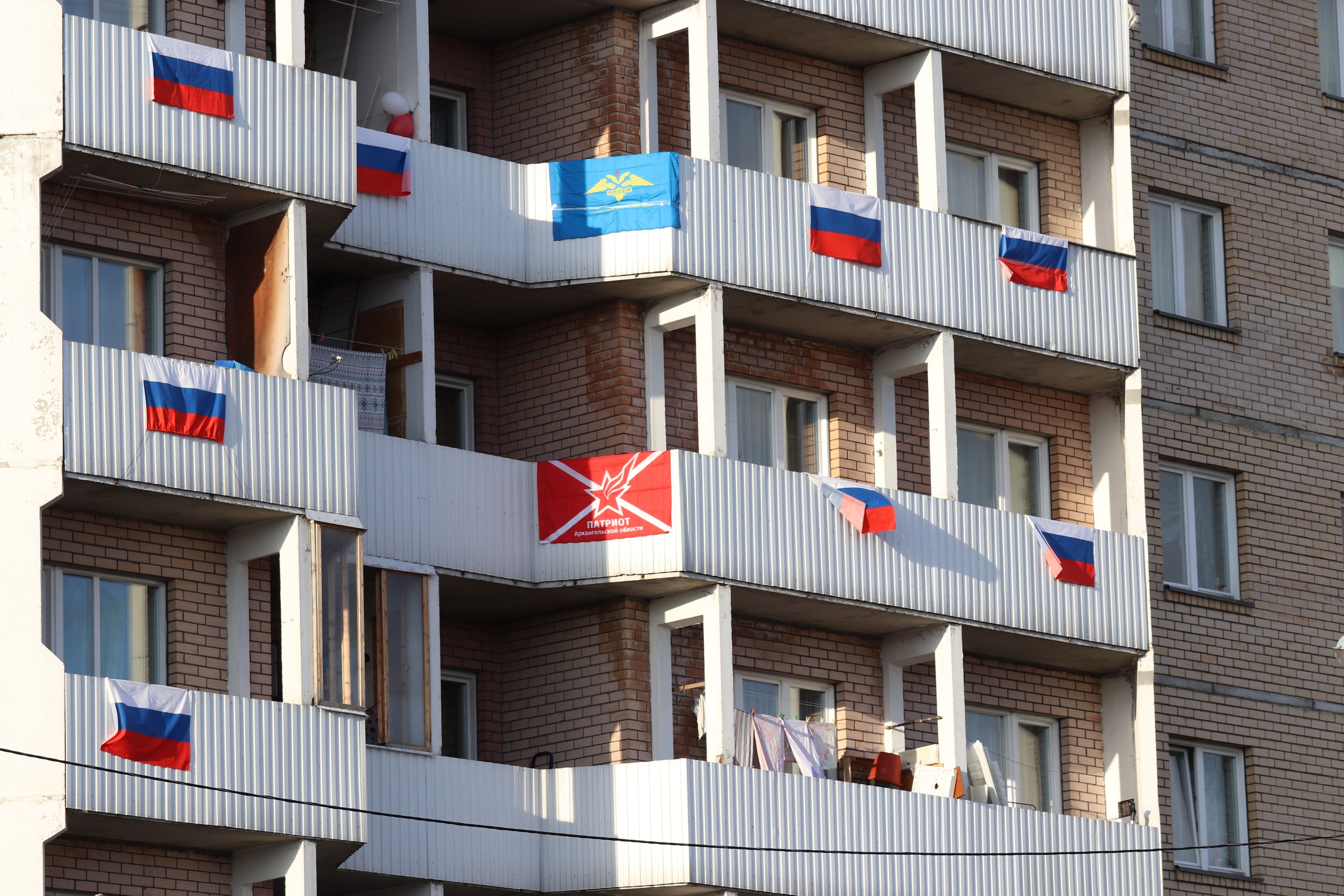 «Акция направлена на молодое поколение и носит воспитательный характер. Уверен, что украшенные российским триколором балконы домов помогут не только поднять людям настроение, но и еще раз напомнят символику нашей страны», — сказал помощник начальника регионального Управления Росгвардии по Архангельской области подполковник полиции Федор Дроздов «Акция направлена на молодое поколение и носит воспитательный характер. Уверен, что украшенные российским триколором балконы домов помогут не только поднять людям настроение, но и еще раз напомнят символику нашей страны», — сказал помощник начальника регионального Управления Росгвардии по Архангельской области подполковник полиции Федор Дроздов