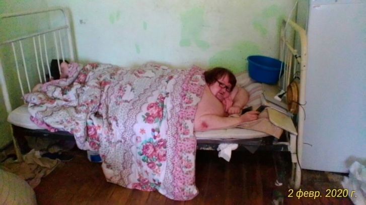 На этой кровати Любовь пролежала последние полгода. Рядом удлинитель, чтобы можно было всегда оставаться на связи На этой кровати Любовь пролежала последние полгода. Рядом удлинитель, чтобы можно было всегда оставаться на связи
