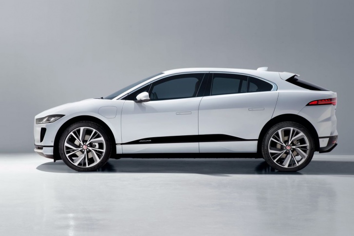 Jaguar I-Pace стоит от 5 946 000 рублей, но не пугайтесь — мы нашли электромобили и подешевле (от 250 тысяч)