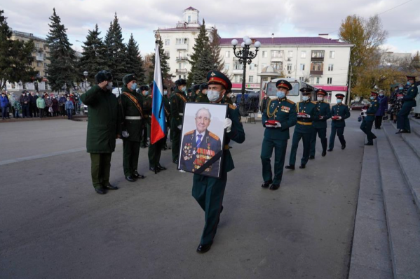 Выдающегося человека похоронили со всеми почестями Выдающегося человека похоронили со всеми почестями