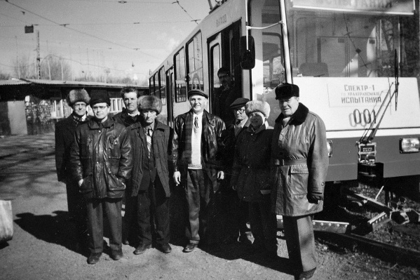 Этот снимок был сделан во время одной из пробных поездок по городу в 1998 году на конечной станции «ВИЗ» Этот снимок был сделан во время одной из пробных поездок по городу в 1998 году на конечной станции «ВИЗ»