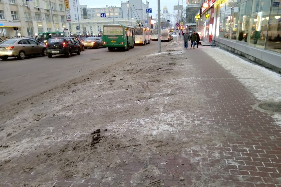 В декабре 2018 года тротуар на Карла Либкнехта представлял собой сплошную грязь, которую по нему растаскивали парковавшиеся автомобили. И был узенький проход для людей В декабре 2018 года тротуар на Карла Либкнехта представлял собой сплошную грязь, которую по нему растаскивали парковавшиеся автомобили. И был узенький проход для людей