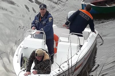 В Ростовской области чудом спасли рыбака, чья лодка утонула посреди залива