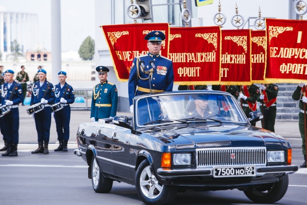 Ни один парад не обходится без наших «Волг» Ни один парад не обходится без наших «Волг»