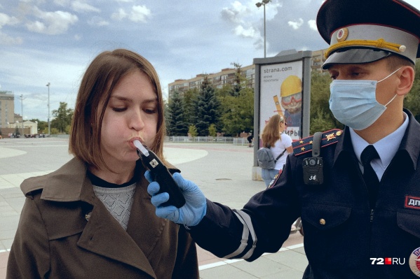 Вместе с ГИБДД редакция сайта 72.RU проверила, можно ли опьянеть от безалкогольных напитков Вместе с ГИБДД редакция сайта 72.RU проверила, можно ли опьянеть от безалкогольных напитков