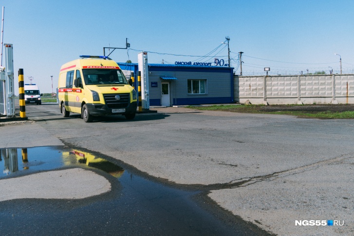 От омского аэропорта уехали две бригады скорой помощи и автобус От омского аэропорта уехали две бригады скорой помощи и автобус