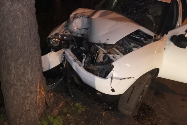 Автомобиль съехал с дороги и врезался в дерево Автомобиль съехал с дороги и врезался в дерево