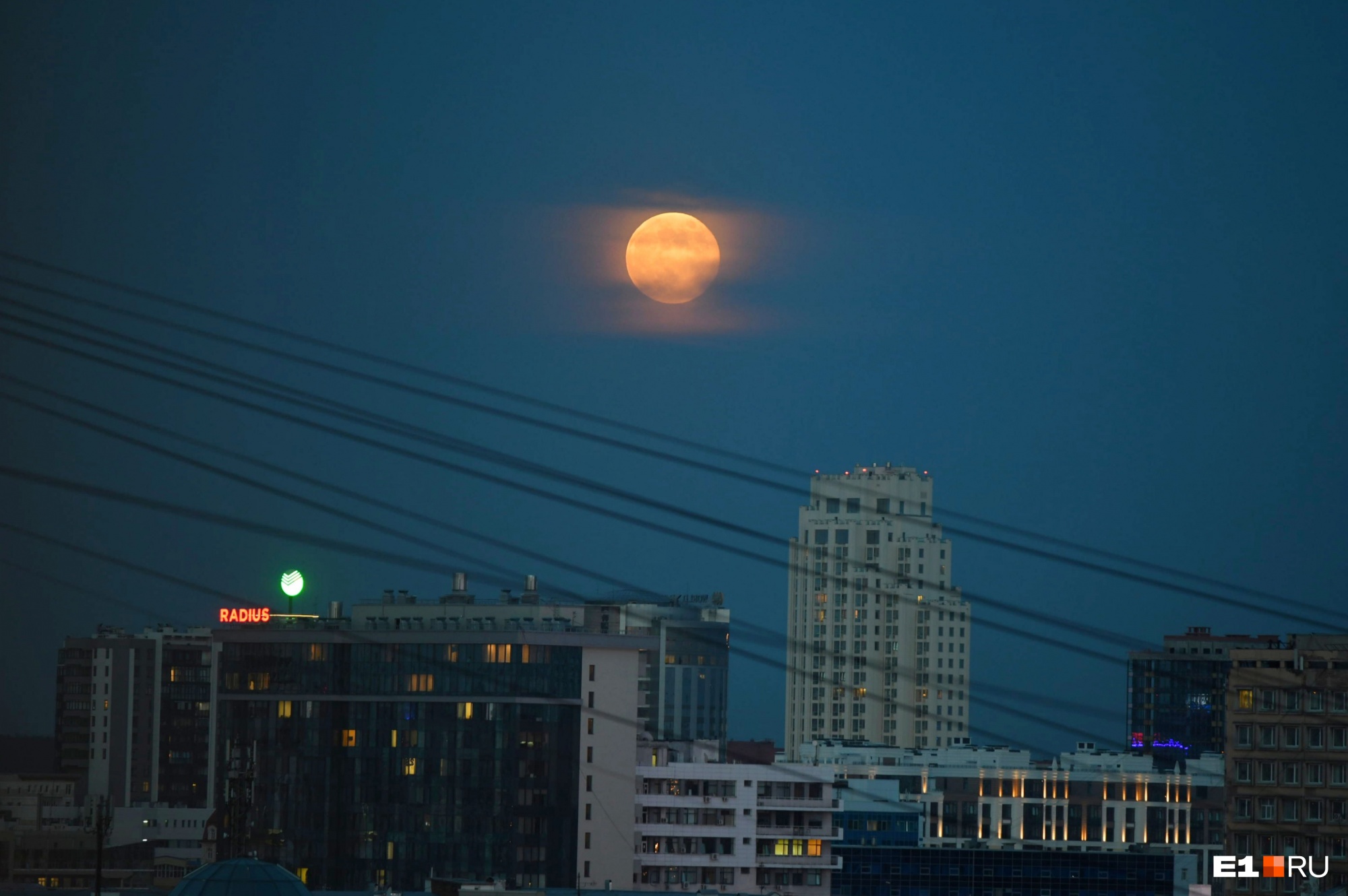 Полнолуние с красным оттенком: публикуем эффектные фото полной луны над Екатеринбургом