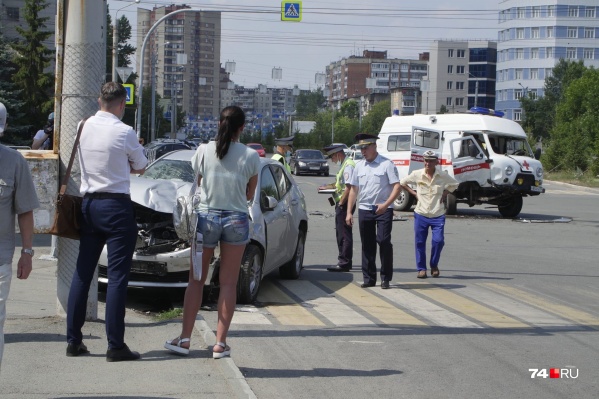 В «буханке» везли женщину на 40-й неделе беременности, но в центре Челябинска скорая столкнулась с Toyota В «буханке» везли женщину на 40-й неделе беременности, но в центре Челябинска скорая столкнулась с Toyota