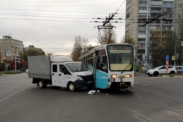 ДТП произошло на перекрестке проспекта Дзержинского и улицы Труфанова ДТП произошло на перекрестке проспекта Дзержинского и улицы Труфанова