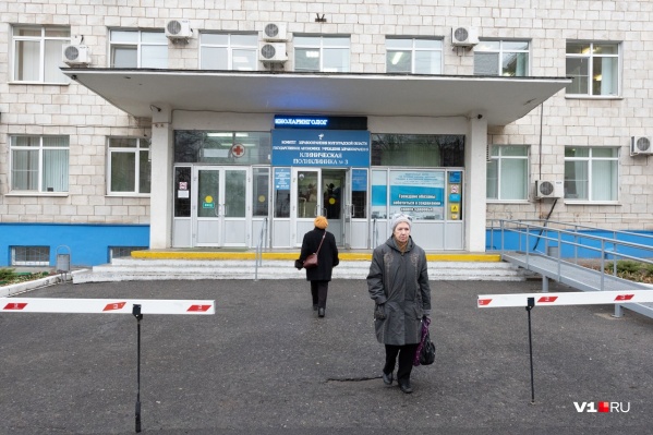 Волгоградцы говорят, что в поликлинике всего 2 терапевта, облздрав утверждает, что 20 Волгоградцы говорят, что в поликлинике всего 2 терапевта, облздрав утверждает, что 20