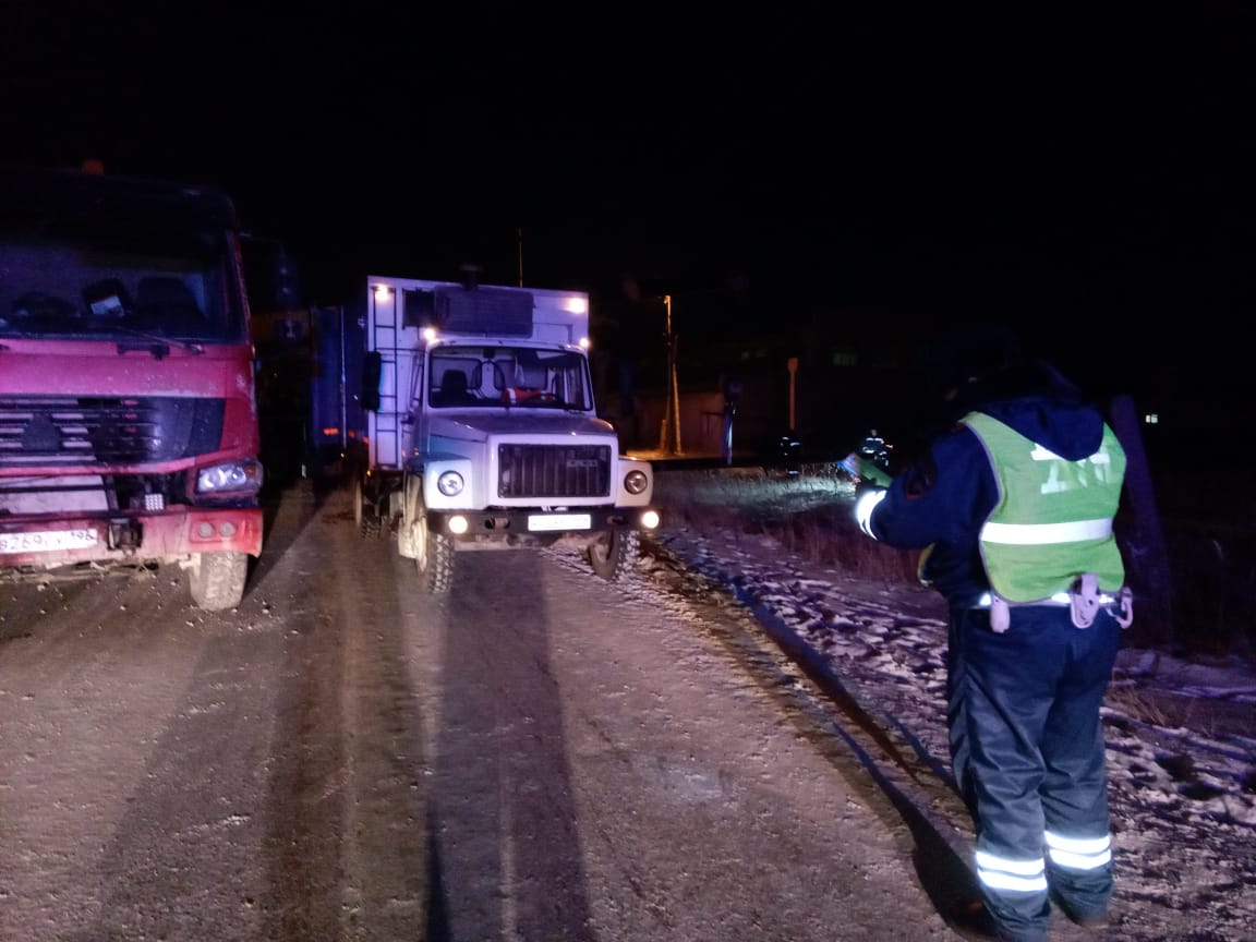В Красноуральске грузовик надвое разорвал газопровод. Из-за аварии произошел крупный пожар