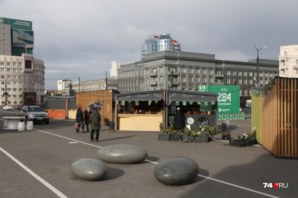 Многие киоски на ярмарке в центре города закрыты, но и работающие есть Многие киоски на ярмарке в центре города закрыты, но и работающие есть