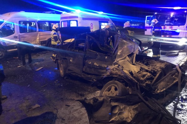 Несмотря на то что BMW весь покорежен, водителя спасатели достали без применения гидравлического инструмента Несмотря на то что BMW весь покорежен, водителя спасатели достали без применения гидравлического инструмента