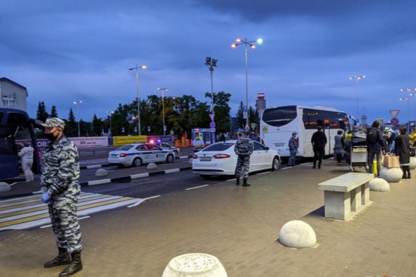 В аэропортах пассажиров вывозных рейсов встречают медики и полицейские, чтобы доставить в обсерваторы В аэропортах пассажиров вывозных рейсов встречают медики и полицейские, чтобы доставить в обсерваторы