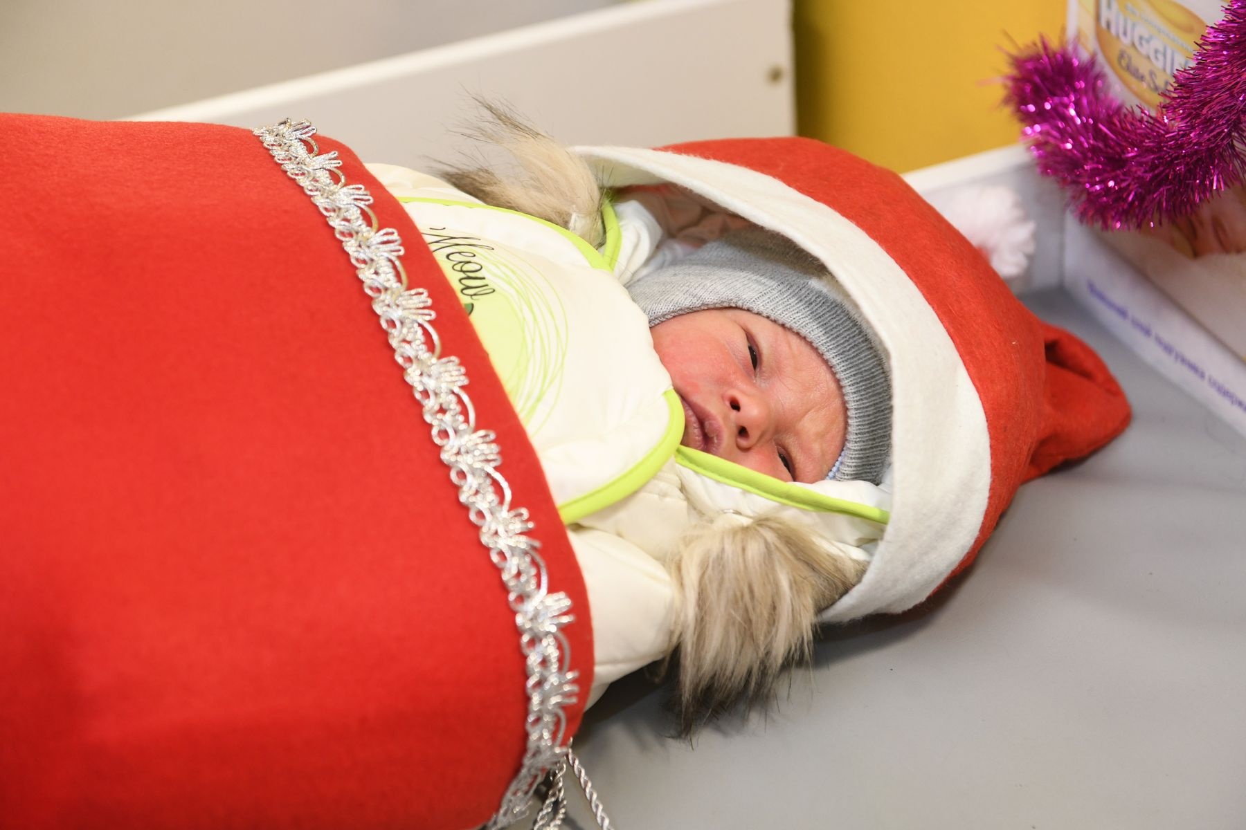 Выписка новорожденных Дедов Морозов: младенцев в Екатеринбурге начали выписывать в спецкостюмах