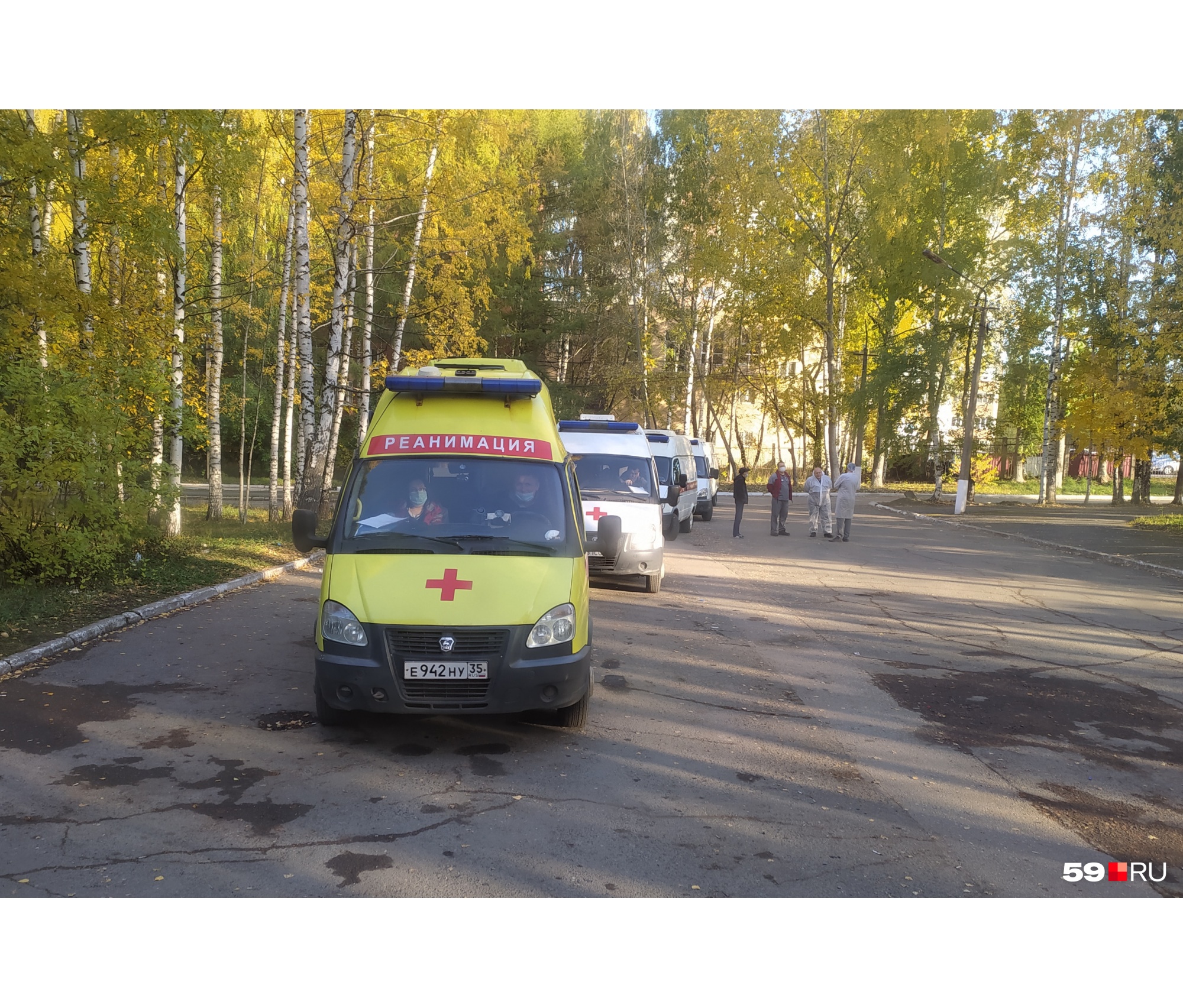 Девять утра. За нашей «Газелью» четыре скорых. Спереди — две Девять утра. За нашей «Газелью» четыре скорых. Спереди — две