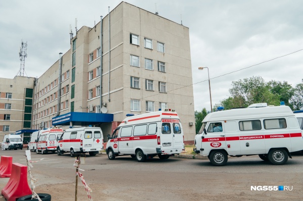 По словам сотрудников скорой, неделю назад они были уже на грани. Ужинали в четыре утра, худели на жаре в костюмах и пачками уходили на больничный По словам сотрудников скорой, неделю назад они были уже на грани. Ужинали в четыре утра, худели на жаре в костюмах и пачками уходили на больничный