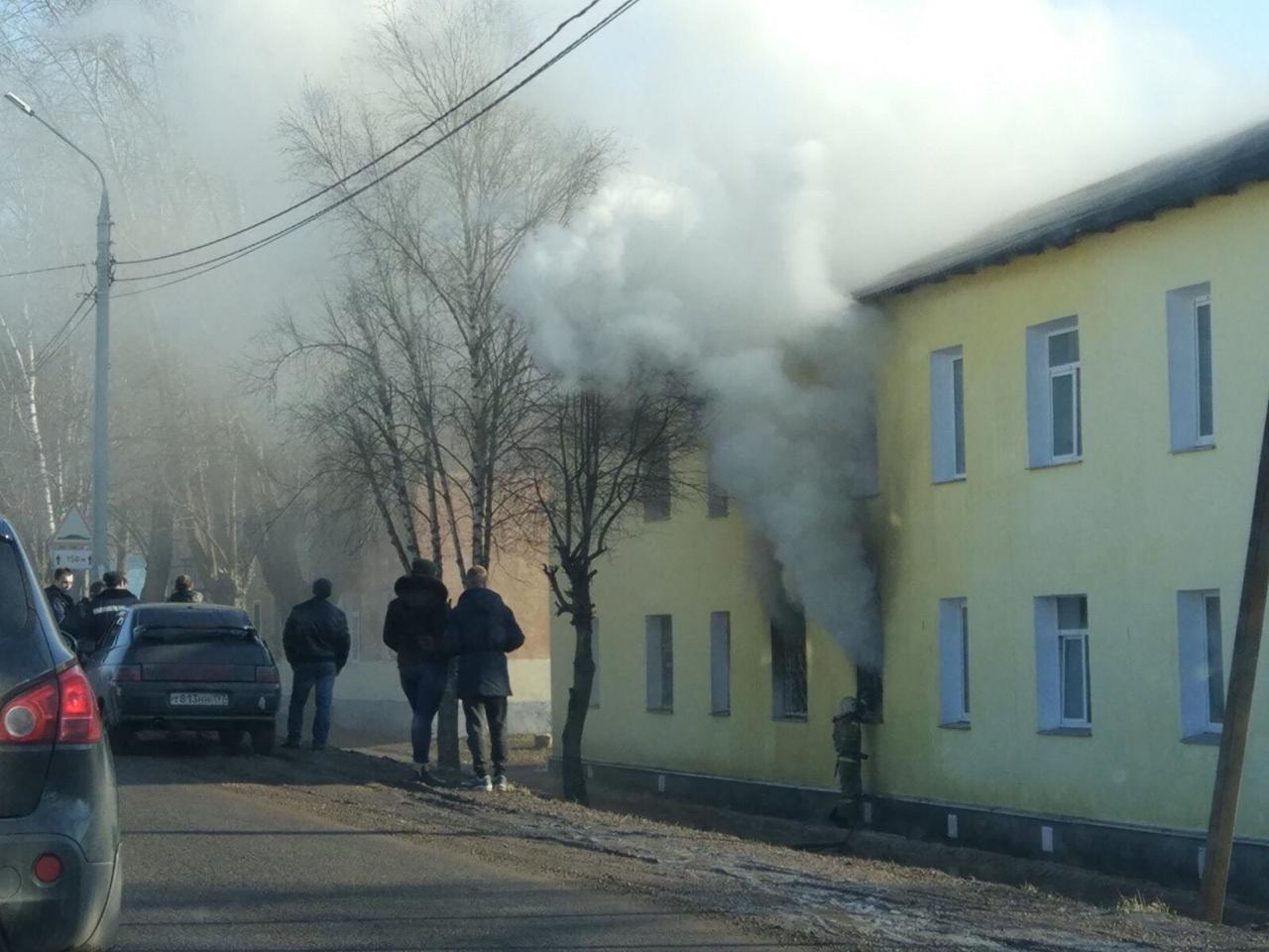 «Ловили детей со второго этажа»: в Переславле в жилом доме загорелась квартира