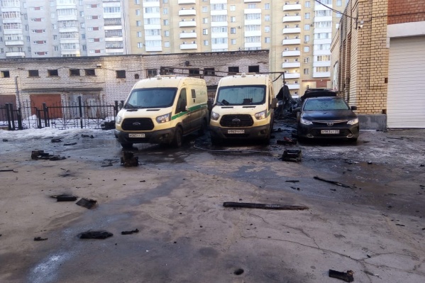 Пожар начался с грузовой «Газели» и перекинулся на три рядом стоящие машины Пожар начался с грузовой «Газели» и перекинулся на три рядом стоящие машины