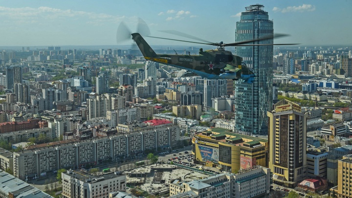 Главное действо 9 Мая: смотрим праздничный авиапарад с крыши «Высоцкого»