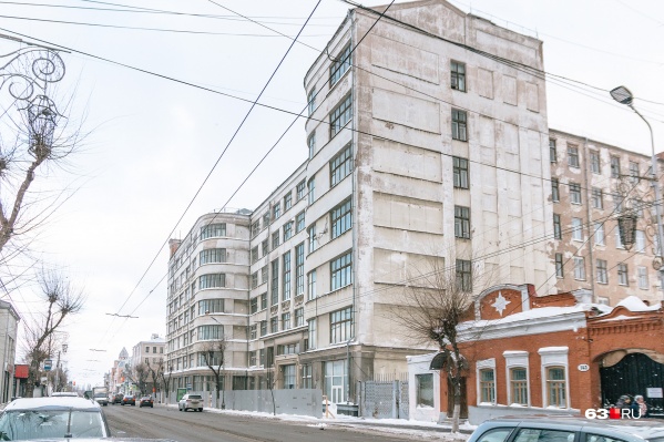 Дом промышленности построили в 1936 году из камней, оставшихся от <a href="https://63.ru/text/culture/54256331/" target="_blank" class="_">разрушенного Кафедрального собора</a> Дом промышленности построили в 1936 году из камней, оставшихся от <a href="https://63.ru/text/culture/54256331/" target="_blank" class="_">разрушенного Кафедрального собора</a>
