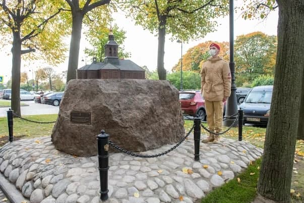 Памятник в честь первой церкви города — Троице-Петровского собора