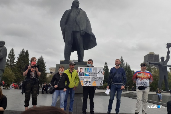 Большая часть участников стоит без плакатов Большая часть участников стоит без плакатов 