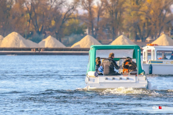 Полицейские и спасатели достали тело погибшего из воды Полицейские и спасатели достали тело погибшего из воды