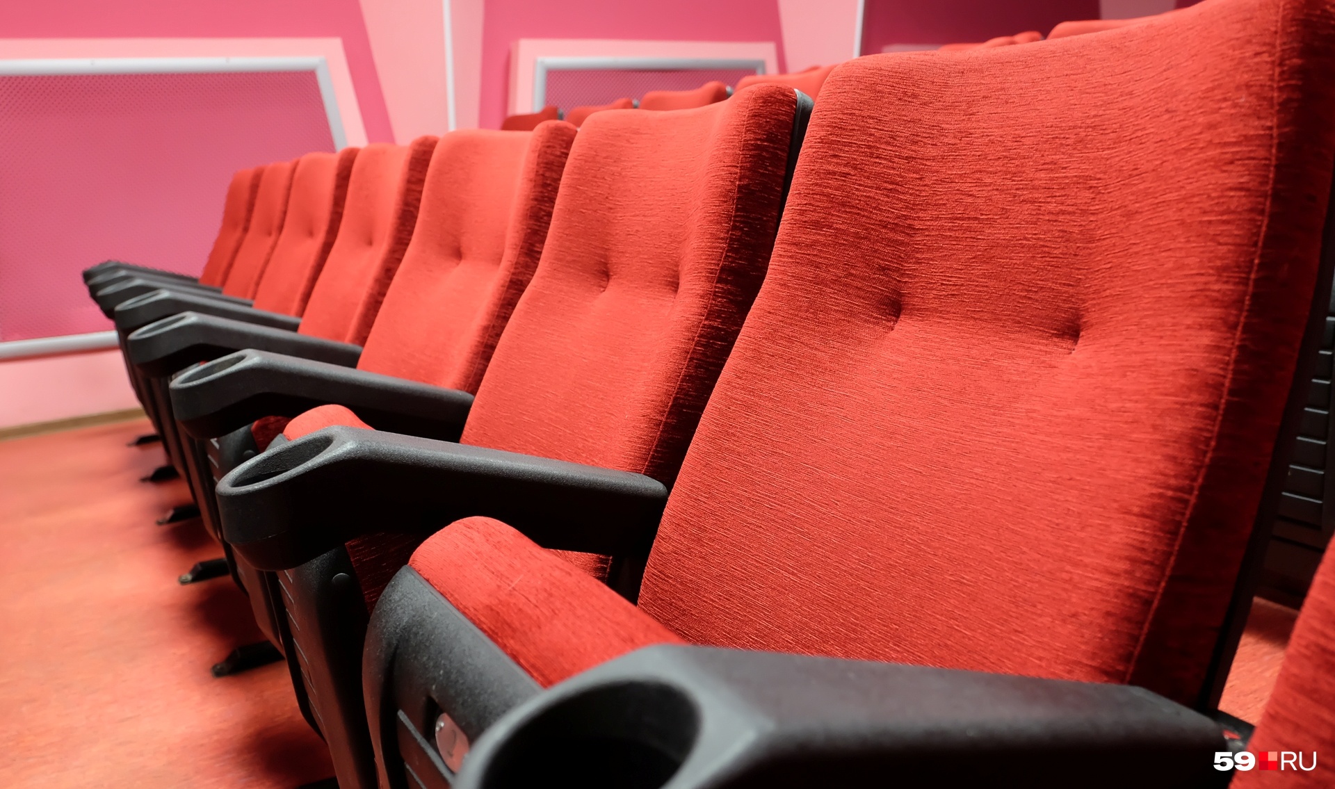 Закроют ли кинотеатры. Кинотеатры 2022 архив. Закроют ли кинотеатры. Кинозал в перми. Российские кинотеатры.