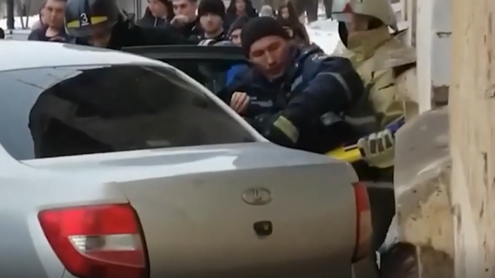 Полицейских зажало в автомобиле, попавшем в ДТП в Уфе: видео спасательной операции