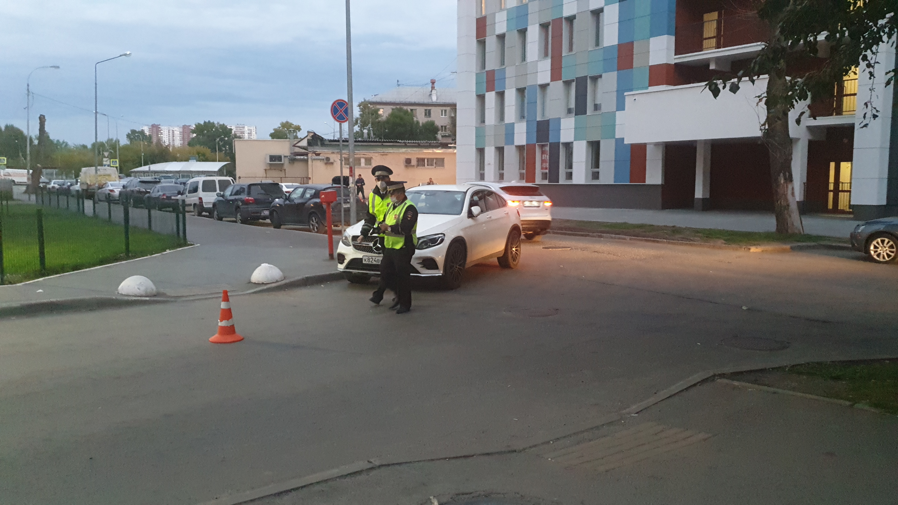 В Екатеринбурге женщина за рулем Volkswagen сбила семилетнего мальчика на самокате