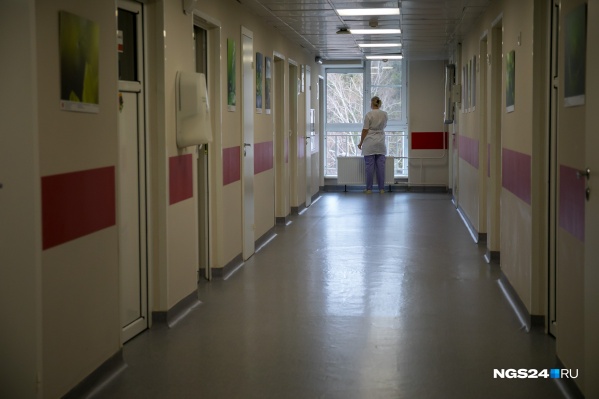 В поселке не хватает учителей и врачей, поэтому многие специалисты прилетают на время В поселке не хватает учителей и врачей, поэтому многие специалисты прилетают на время