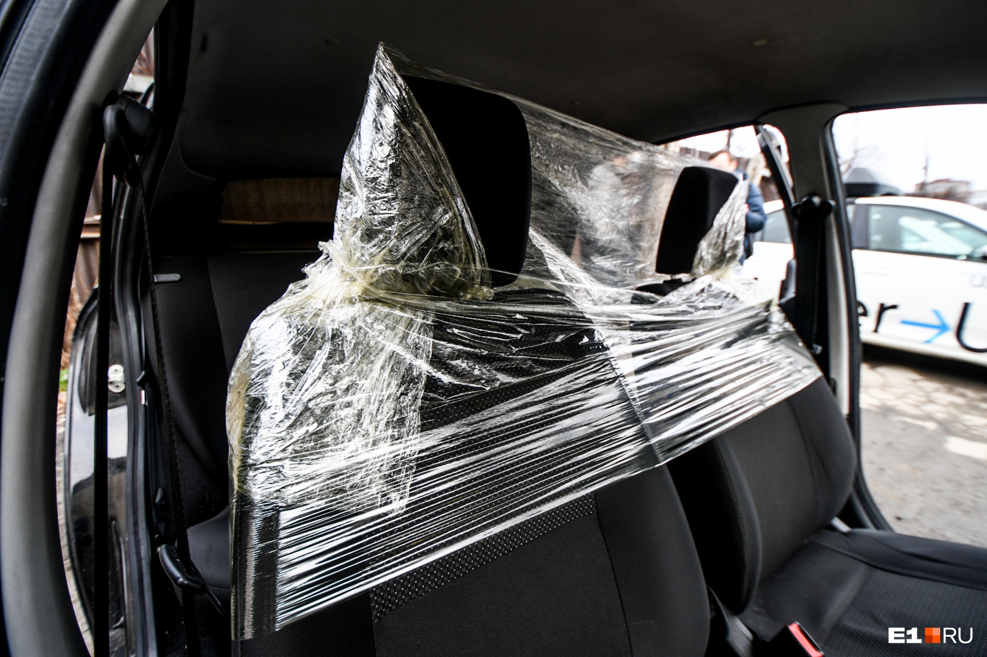 «Люди думают о своей безопасности»: мэр Екатеринбурга поддержал идею антиковидных экранов в такси