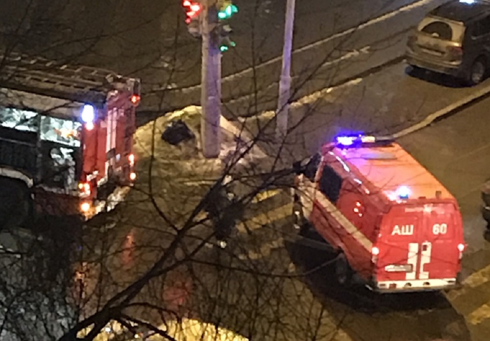 В центре Екатеринбурга 69 жителей девятиэтажки эвакуировали среди ночи из-за пожара