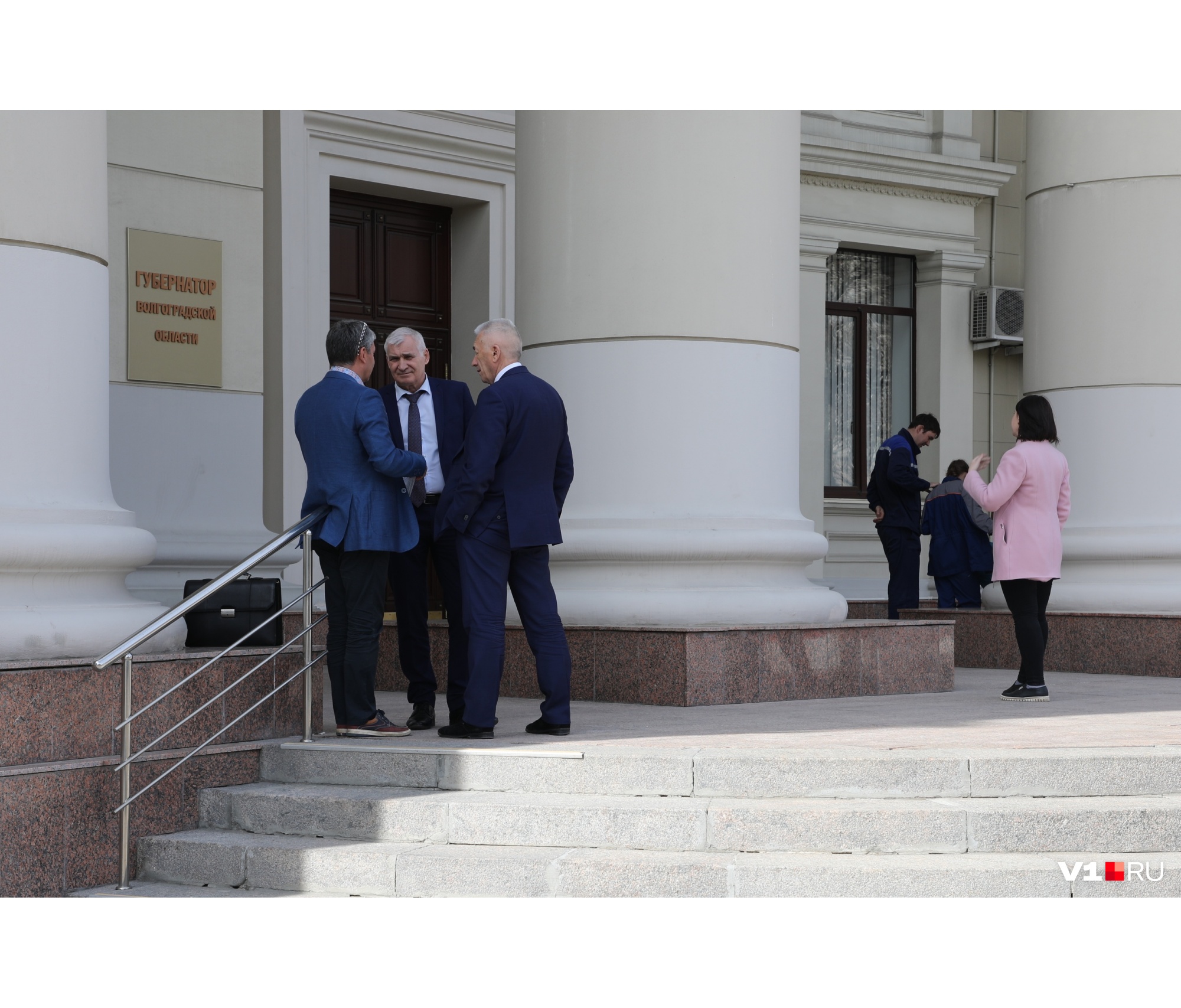 Вячеслав Черепахин разговаривает с главой облкомтранспорта и экс вице-губернатором во время эвакуации о необходимости создания рабочей группы по проблеме в апреле 2019 года Вячеслав Черепахин разговаривает с главой облкомтранспорта и экс вице-губернатором во время эвакуации о необходимости создания рабочей группы по проблеме в апреле 2019 года
